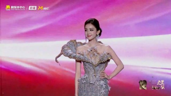 娜扎亮相横店影视节文荣奖红毯，择天记等作品受喜爱