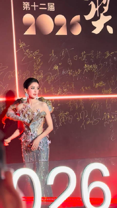 娜扎在红毯上艳压四方,透过屏幕都能闻到姐的香气 顶美就是这样吧!