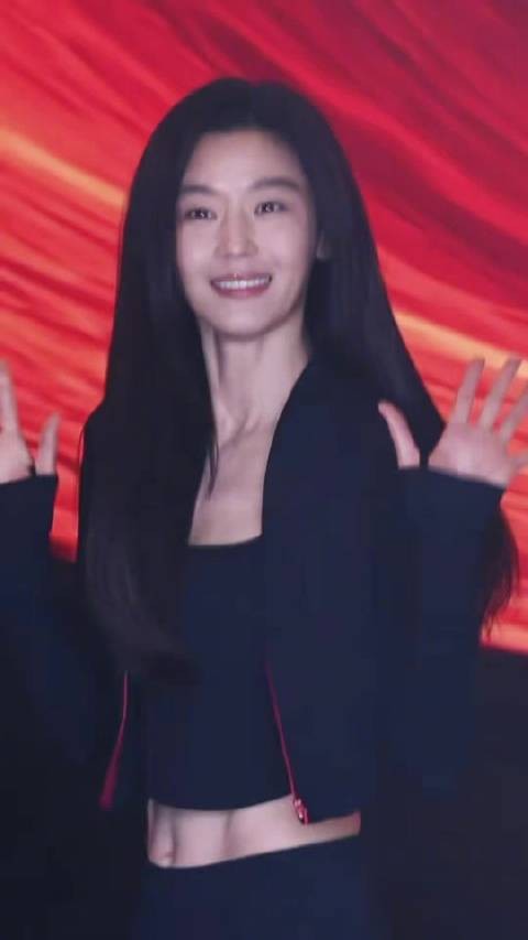 现身首尔出席品牌活动的全智贤，这身材保持的，自制力好强！