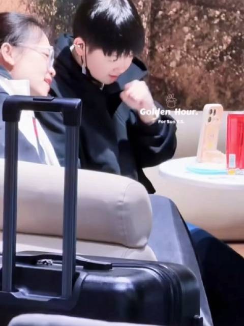 孙颖莎抵达蒙彼利埃，与任姐家小朋友花式打招呼