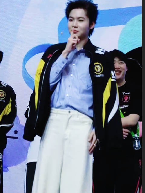 九尾穿队服模仿牛哥，LGDNBW欢乐大巡游