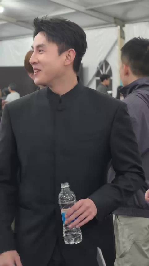 都来给我品一品刘萧旭这个侧脸！这也太帅了吧，喝水都那么的有张力
