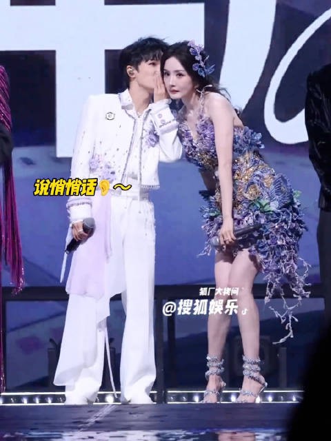周深说悄悄话把杨幂逗笑了 两人同框聊美了