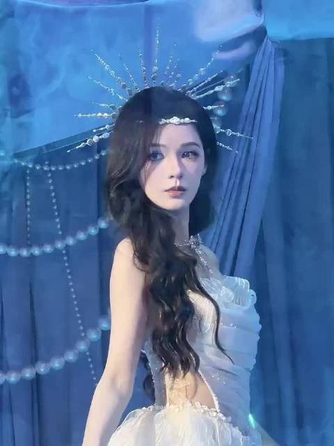 张予曦深蓝眼眸散发光芒，眼神氛围感直接把人看沦陷
