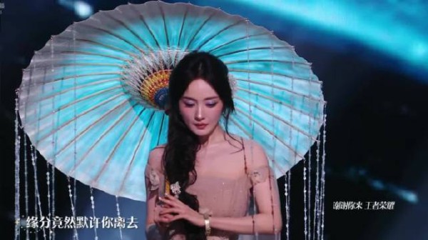 老玩家和新观众都能找到看点，十年的故事在舞台上铺开，真的太好哭了！