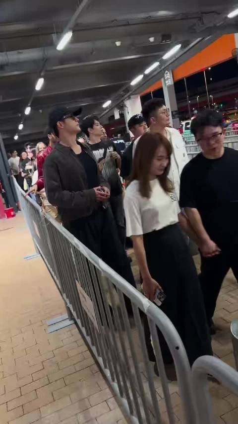 黄景瑜现身盆栽演唱会现场