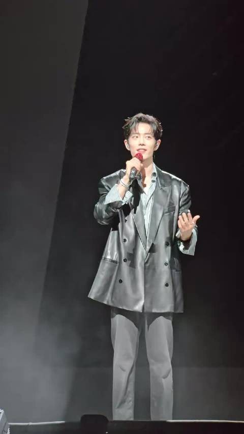 肖战演唱会致谢环节领粉丝对工作人员说谢谢
