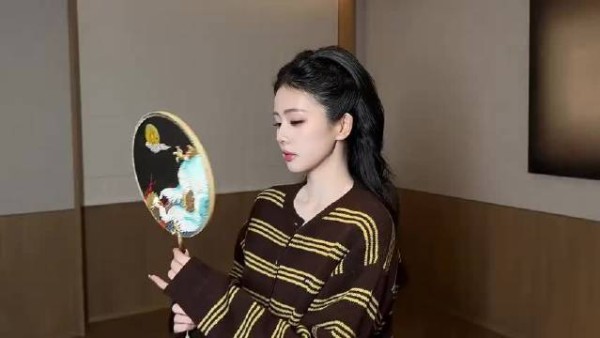 白鹿这个回眸镜头太有感觉了,夕阳落在湖面,转头这一下好温柔