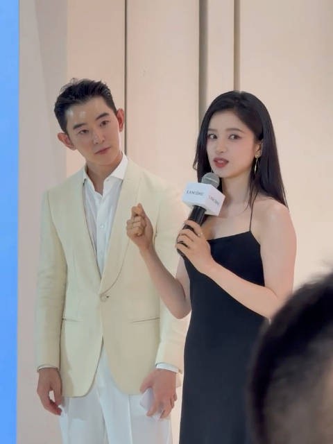 好宠吧这个婧仪宝宝 把玫瑰花送给了第10次见面的粉丝