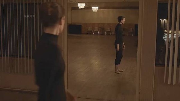 女孩刚一抬头，就发现镜中的自己有些诡异