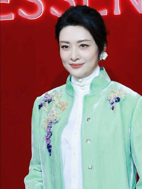 周涛身着M ESSENTIAL薄荷绿丝绒新中式套装、亮相