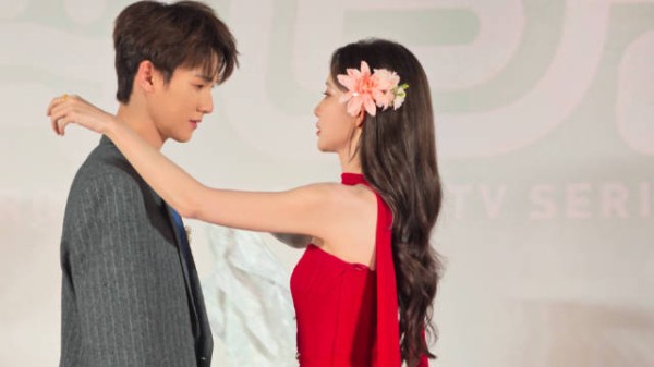 孟子义给李昀锐系披风这段我反复观看! 怎么剧里剧外都这么好嗑啊