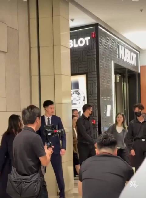 高圆圆来沈阳了！ 瞧这派头，确实很大气大方明媚！ 东北爷们大胆表白
