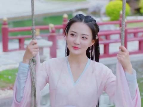 在古风乐园中，她手持秋千，笑靥如花，仿佛穿越时空的仙子
