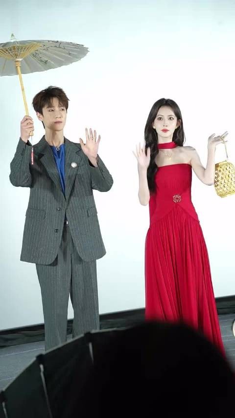 好甜呀好甜呀！孟姐好适合红裙，好漂亮呀～尚公主我将大追特追喽～同框好养眼