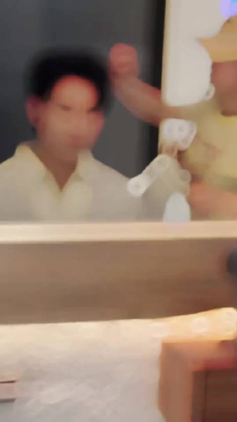 演员沉思超话展露自然笑容，真诚瞬间获珍藏