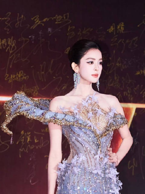 娜扎红毯未穿这套礼服引讨论