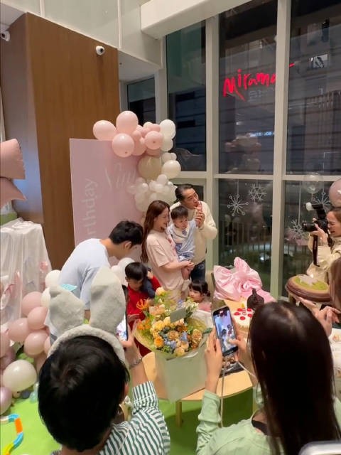 欧阳娜娜扮店员给姐姐欧阳妮妮生日惊喜,抱走睦睦未被发现
