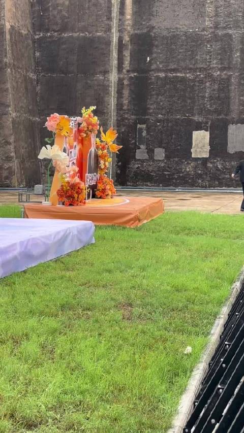 姚冠宇黑色西装亮相花墙，身姿挺拔尽显绅士魅力
