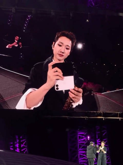 汪苏泷： 这次合影 真烧心 …. iPhone Duo这操作..