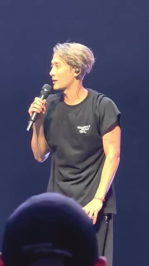 方圆与王嘉尔活动同框合照，坦言谁见到王嘉尔会不紧张
