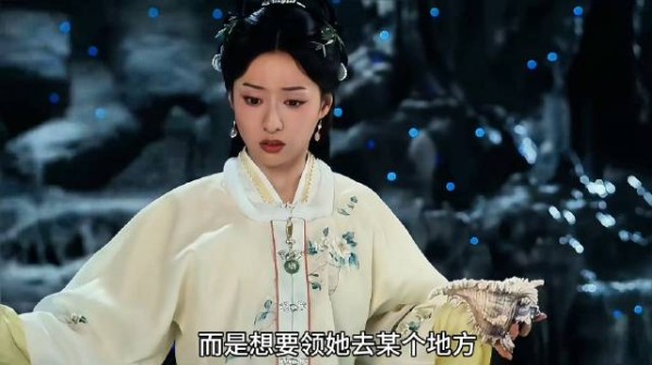 女孩正在河边装水，一只妖兽来到面前求救