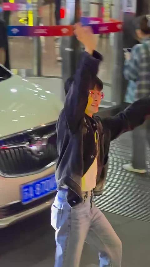 周深音乐缘计划录制下班,又跳起来给粉丝打招呼了,粉丝激动的直接破音