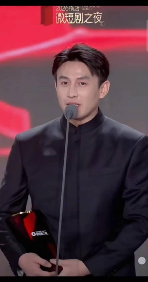 恭喜获得年度shining男演员奖 未来还有很长一段路我们一起走