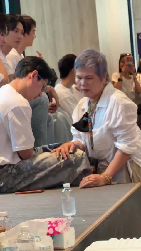在外面再成熟再强大，在妈妈面前，永远都可以做回会撒娇的小孩子 on video