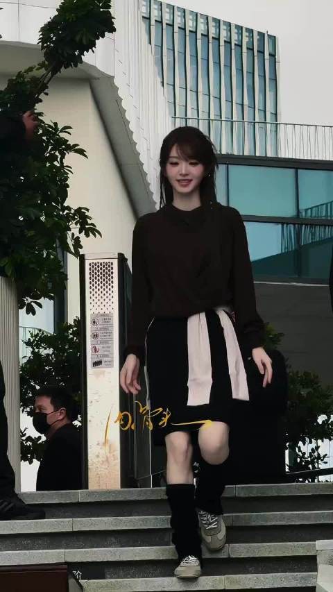 田曦薇歪头比心 卫衣编发尽显青春模样