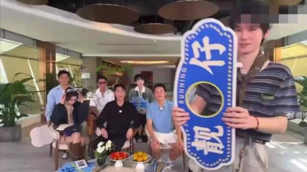 说真的这个张真源堵错镜头了确实是好笑,他是真的可爱