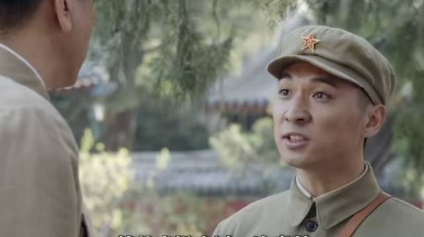 二人落座深入交谈，坦诚交流看法听取民间视角