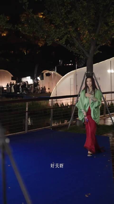 朱珠称红配绿只有VOGUE能懂