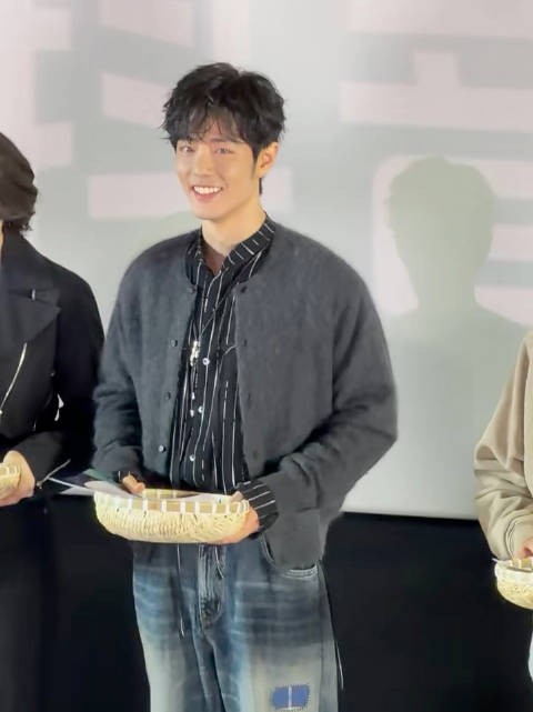 肖战听到战歌睁大双眼害羞挠脖子
