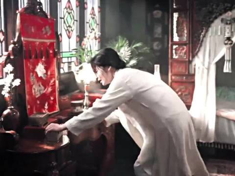 虞明轩看到兰卿自暴自弃在天上急的团团转