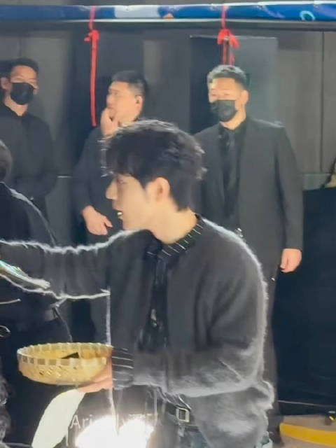 萌鼠了，拿个小筐派发海报
