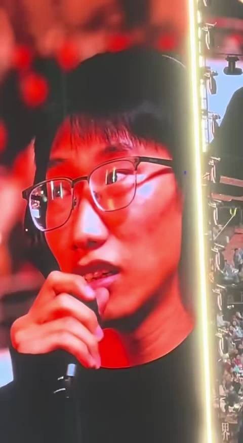 声乐老师点评网选粉丝模仿演唱,音色感情到位,建议两边头发打薄
