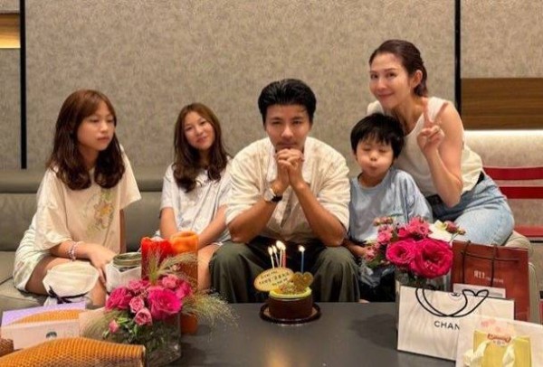 53岁女星素颜逛商场，身家逾2亿生活却接地气！老公因健康危机饮食大变