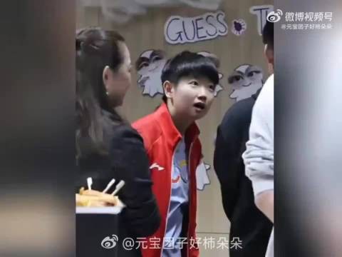 孙颖莎现身WTT蒙彼利埃冠军赛晚宴玩万圣节小游戏