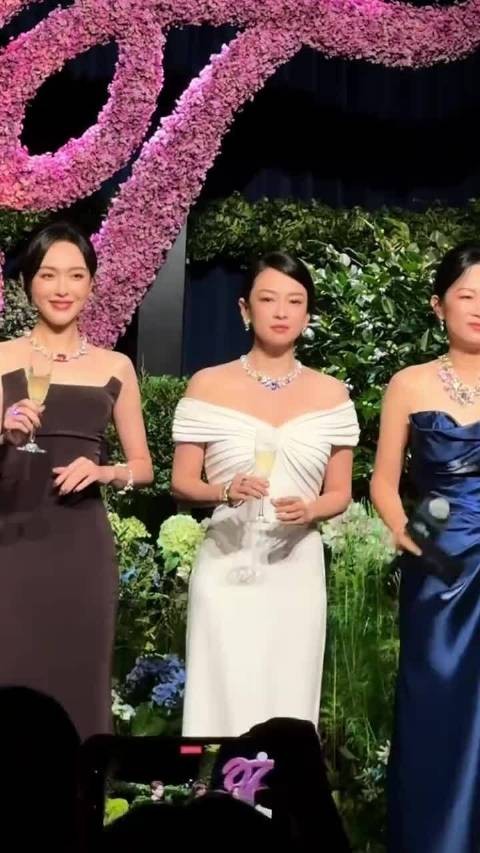 唐嫣章子怡同框,大波浪抹胸裙复古优雅,白裙蓝钻清冷高级