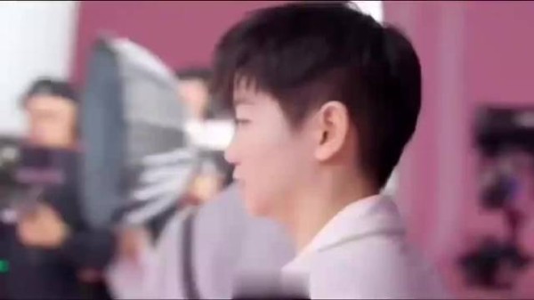 太逗！孙颖莎拍广告念台词突然笑场，控制不住自己，逗乐工作人员