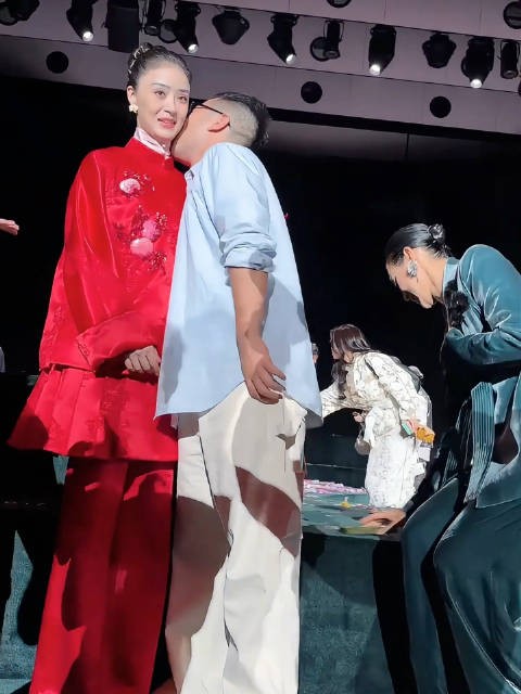 蒋欣亮相MESSENTIAL大秀，秀后被设计师亲吻脖颈