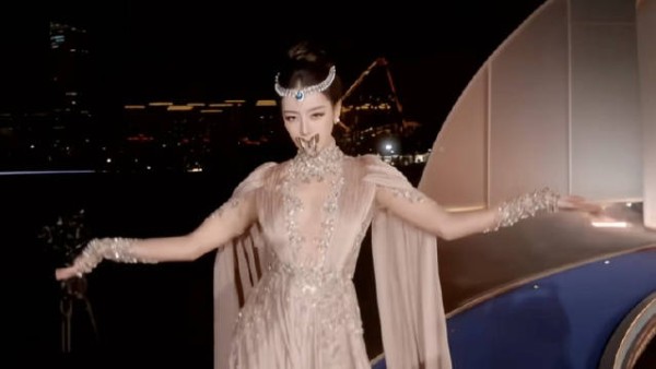 VOGUE女星红毯刘亦菲迪丽热巴杨超越古力娜扎孟子义杨紫亮相