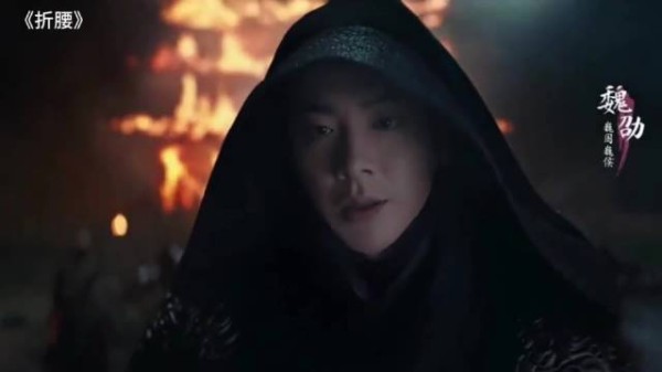 折腰：家人们谁懂啊，能把带帽风衣穿出痞帅感，恐怕只有魏劭了