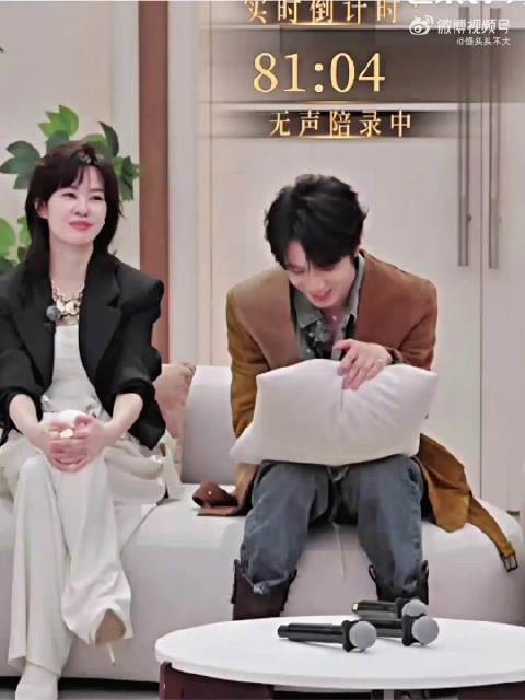 刘耀文偷看歌词被郁可唯发现腼腆收手机