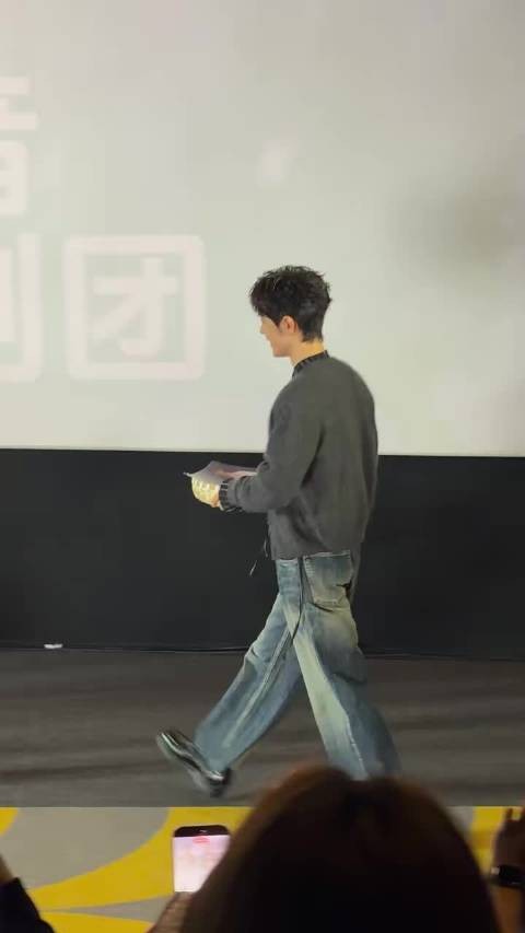 第二场抖音追剧团哥哥进场 这个bgm给哥哥震惊到了
