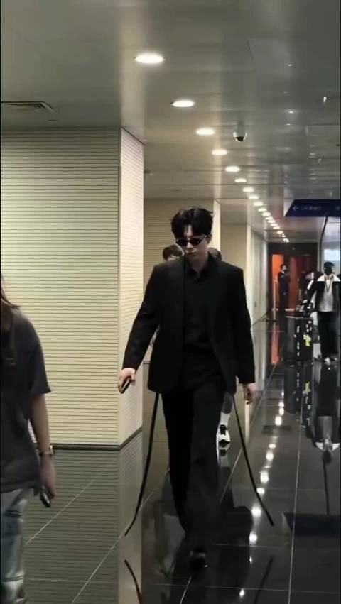 刘宇宁大合影扎马步，因个子太高压低身体配合拍照