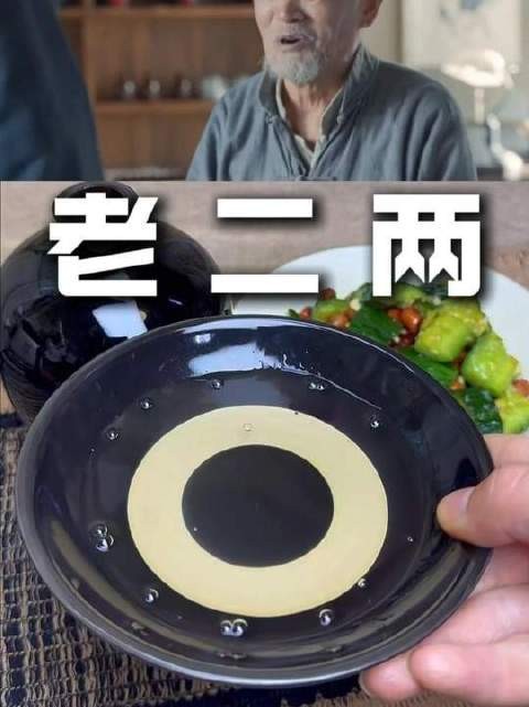 掌柜的，如你不嫌弃，我每回来打二两酒，占您一角，小菜我自备