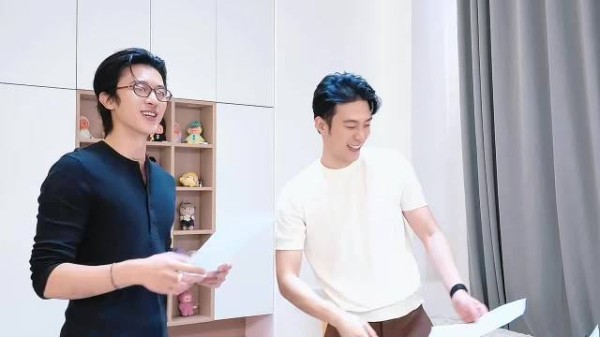 幸卓辉章明伯互动真实自然,纠正发音保留语言习惯