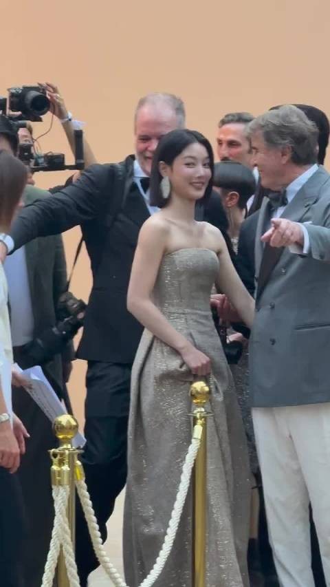 今天金裕贞在一个品牌首映/红毯活动上被揩油了